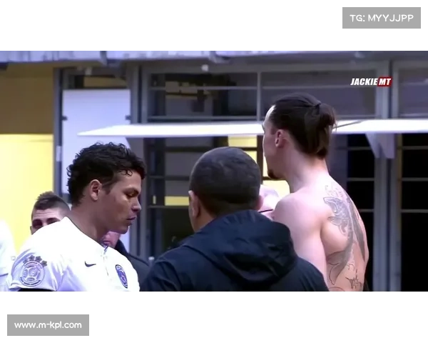 足球纪录片拍摄：更衣室内部视角